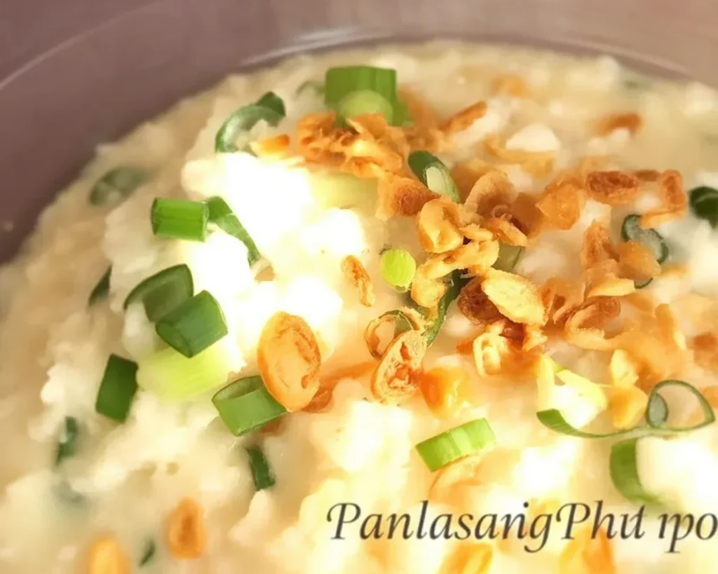 Bowl of Filipino goto, a rice congee with beef tripe and ginger, garnished with garlic.
